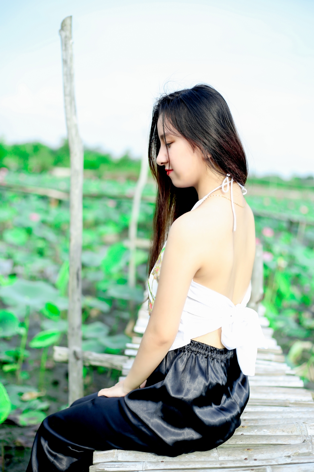ngam ve dep cuon hut cua nu sinh dong nai duyen dang khoe sac giua mua sen