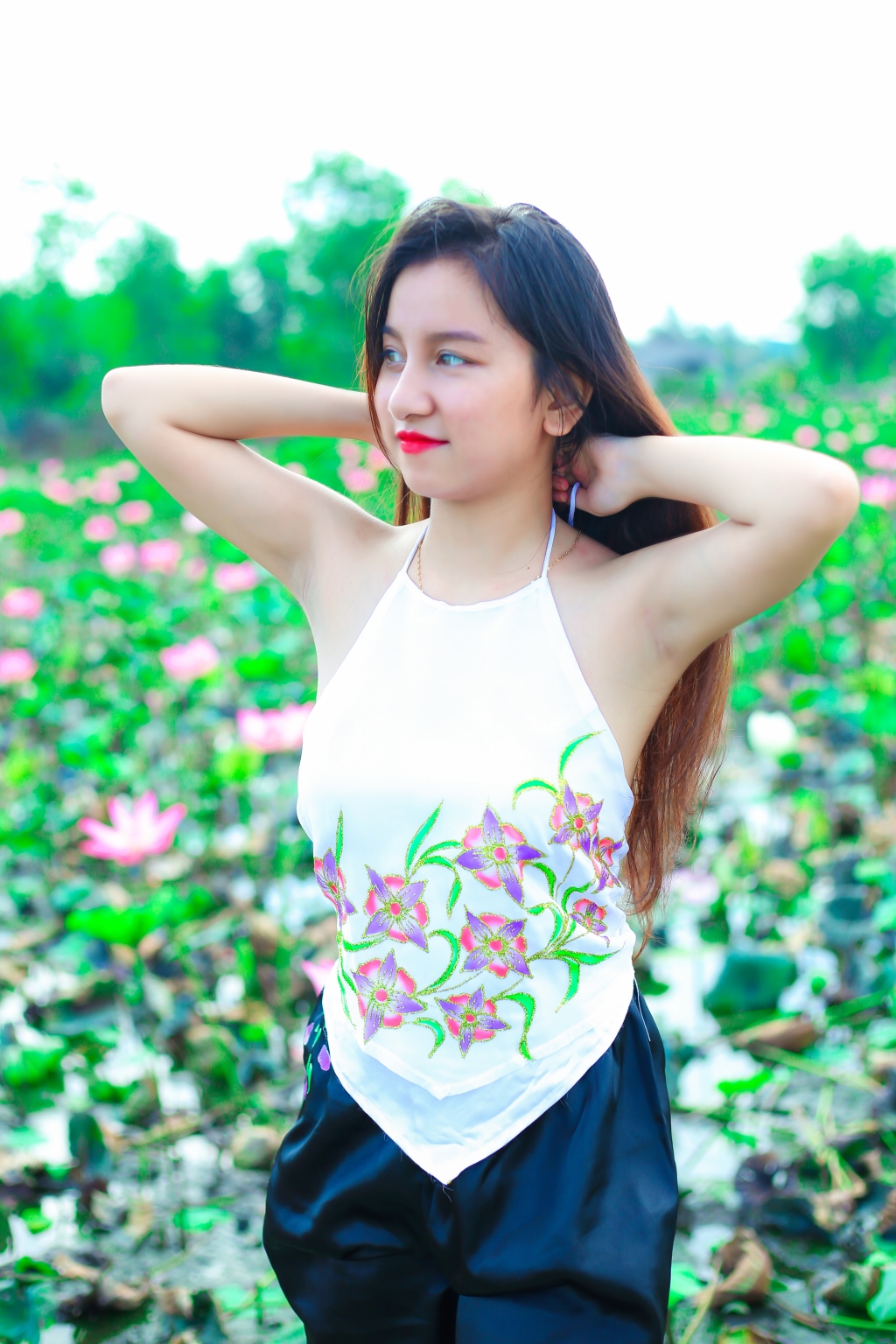 ngam ve dep cuon hut cua nu sinh dong nai duyen dang khoe sac giua mua sen