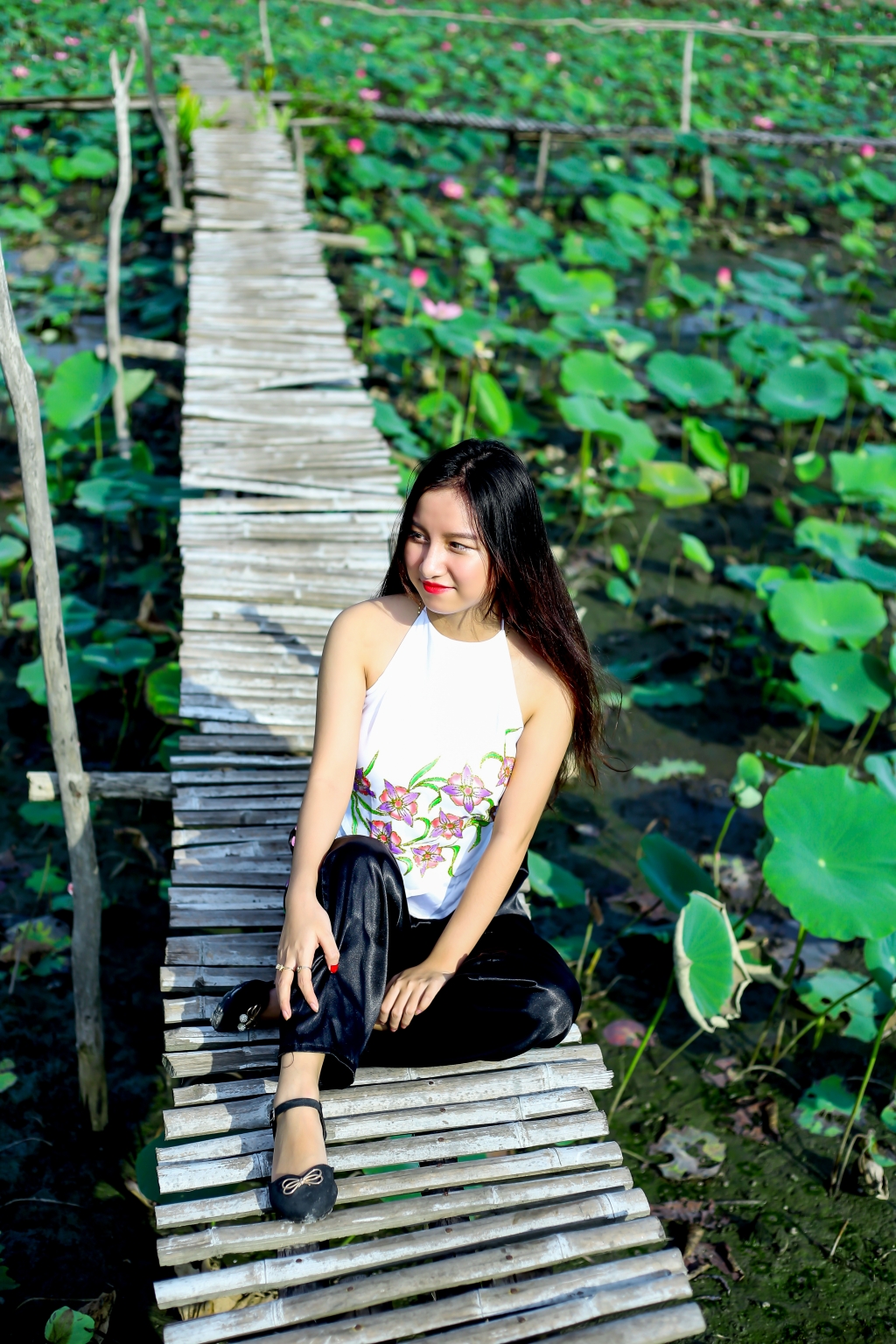 ngam ve dep cuon hut cua nu sinh dong nai duyen dang khoe sac giua mua sen