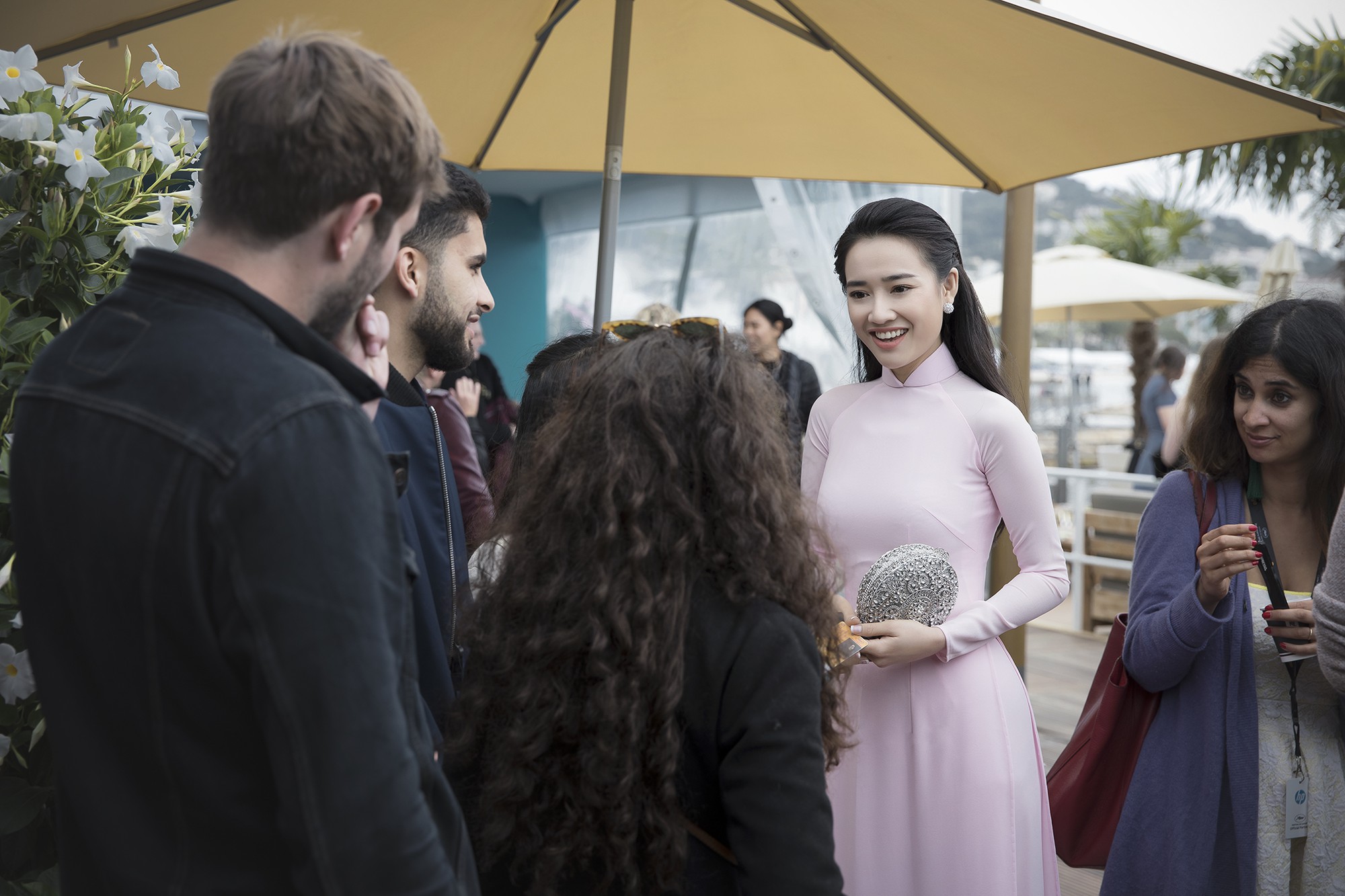Trở về từ Cannes, Nhã Phương rạng rỡ đón tuổi mới bên hội bạn 'thắm sang' tro ve tu cannes nha phuong rang ro don tuoi moi ben hoi ban tham sang