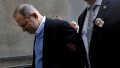 Harvey Weinstein bị còng tay khi hầu tòa vì cáo buộc cưỡng hiếp