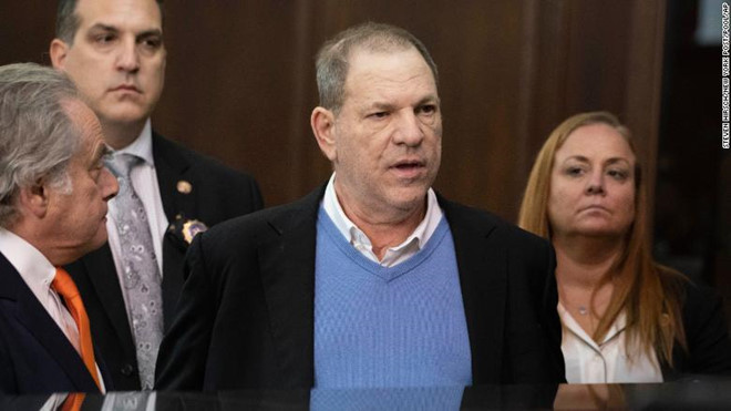harvey weinstein bi cong tay khi hau toa vi cao buoc cuong hiep