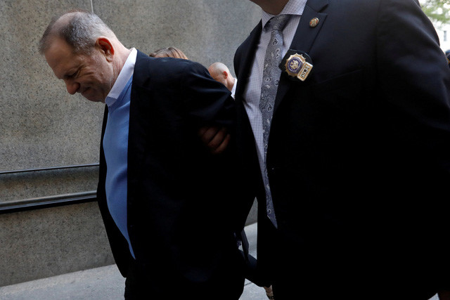 harvey weinstein bi cong tay khi hau toa vi cao buoc cuong hiep