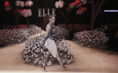 minh hang bi che catwalk nhu di cho khi dien thoi trang