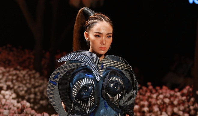 minh hang bi che catwalk nhu di cho khi dien thoi trang