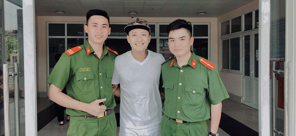 tuan hung lai gay sot khi dung xe cuu nguoi bi tai nan tren duong