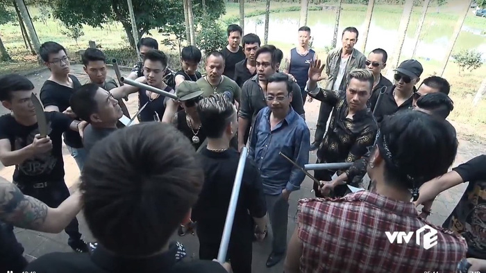 vi thanh nguoi phan xu tien truyen va khi khan gia o chieu duoi