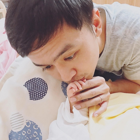 chan up mo vo chong tu vi van anh khoe anh can mat con gai nhung sau do lai xoa voi
