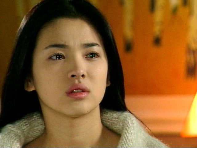 cung la roi nuoc mat thoi nhung dang cap dien xuat cua song hye kyo khien nha phuong xach dep chay theo khong kip