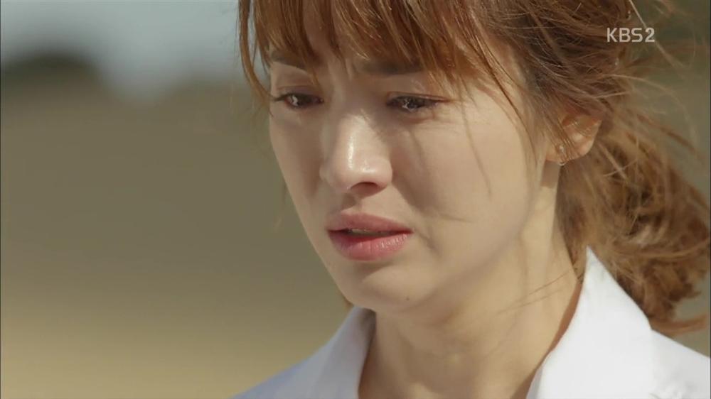 cung la roi nuoc mat thoi nhung dang cap dien xuat cua song hye kyo khien nha phuong xach dep chay theo khong kip
