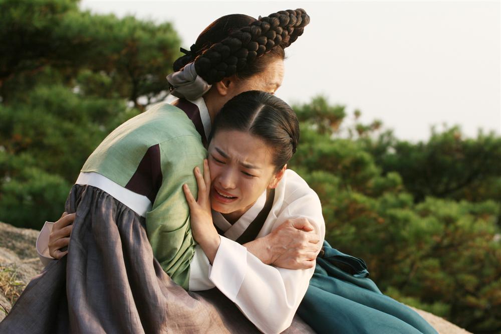 cung la roi nuoc mat thoi nhung dang cap dien xuat cua song hye kyo khien nha phuong xach dep chay theo khong kip