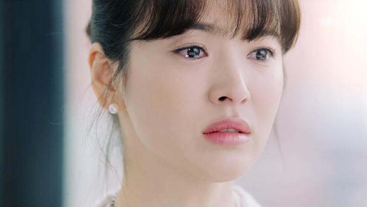 cung la roi nuoc mat thoi nhung dang cap dien xuat cua song hye kyo khien nha phuong xach dep chay theo khong kip