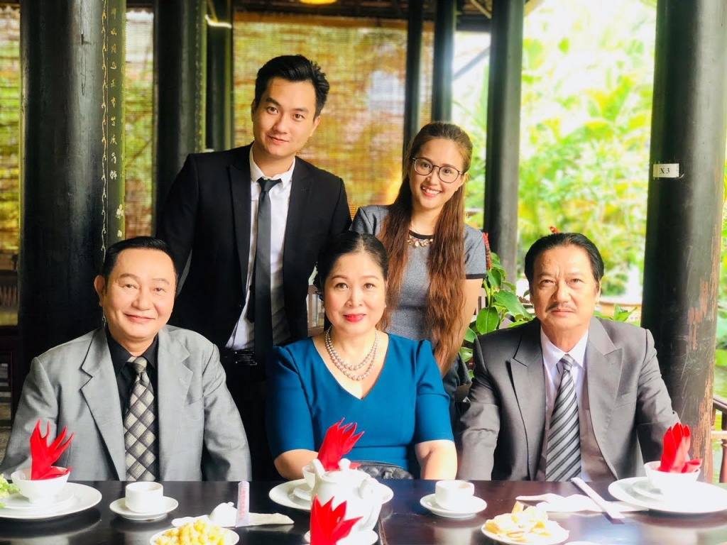 phuong hang nhung canh hon cua minh va nhan trong gao nep gao te giong nhu hai nguoi dan ong