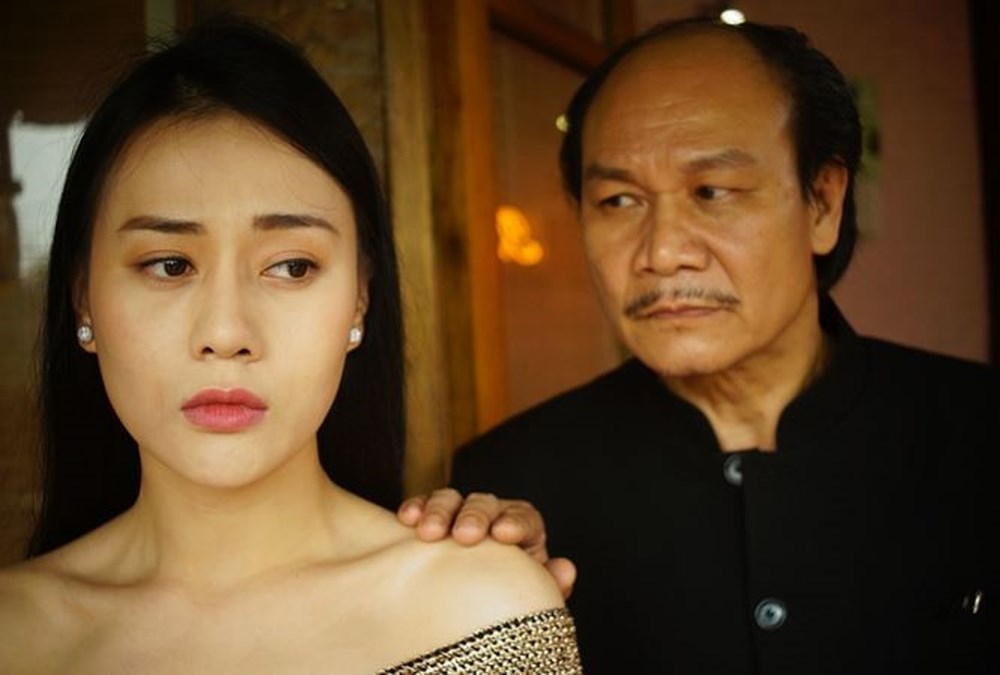 quynh bup be ke ve noi so hai den bat khoc truoc moi canh tra tan tren phim truong