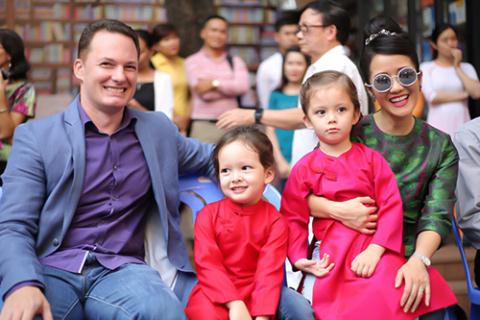 tin tuc sao viet 296 thuy van au sau khi tinh cu cau hon lan khue hong nhung mot minh cho con di hoc