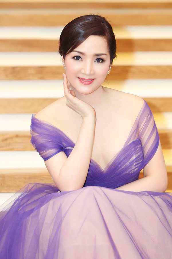 hon nhan 7 nam tan vo hong nhung toi vuot qua noi buon mot cach tu nhien chu khong guong ep