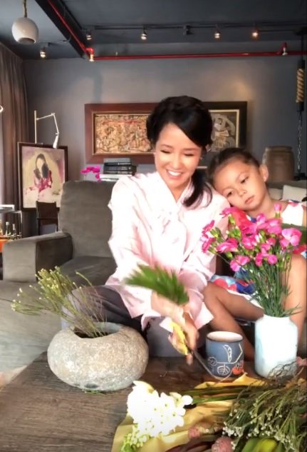 hong nhung livestream chia se hau hon nhan do vo voi chong tay