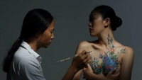 mau nude phan phao hoa si ngo luc can nhac kien nguoc nghi an hiep dam trong khach san