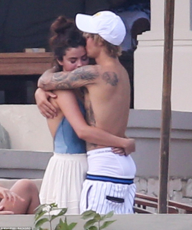 selena gomez phan ung ra sao truoc tin justin bieber dinh hon