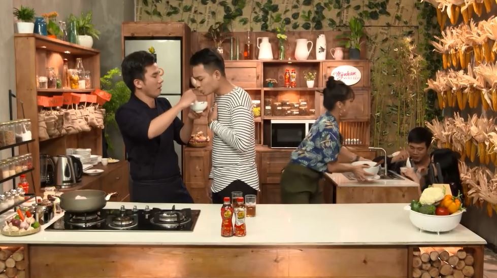 my nhan vao bep tap 120 si thanh va tran phong dot nhap nha chung