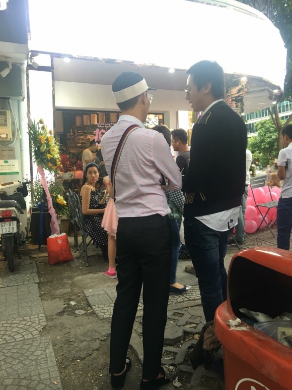 tuyen bo khong tro lai showbiz rocker nguyen xuat hien tuoi tan va vui ve tai su kien