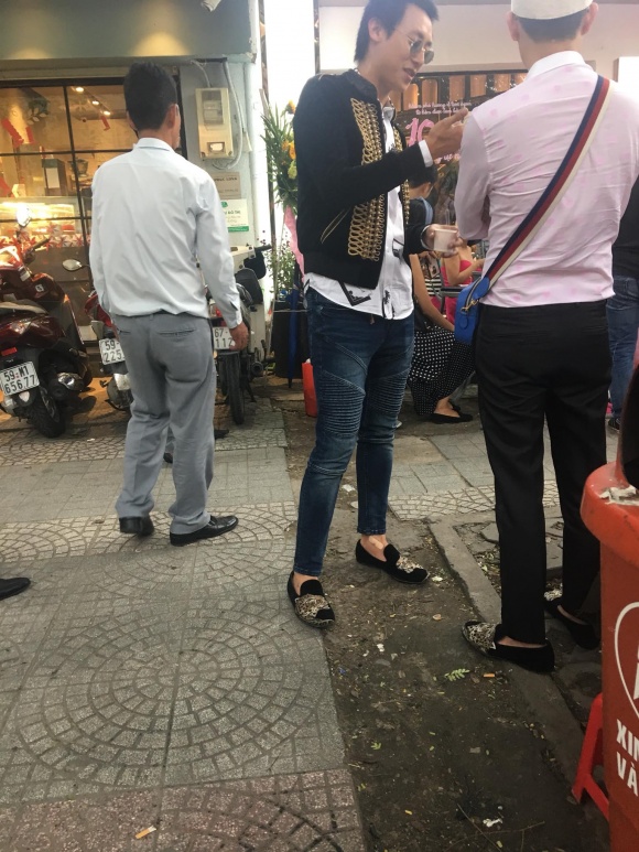 tuyen bo khong tro lai showbiz rocker nguyen xuat hien tuoi tan va vui ve tai su kien