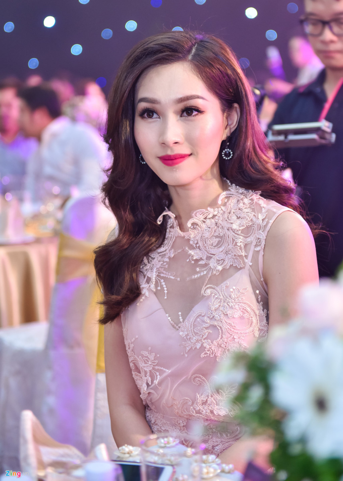 than tien ty ty dang thu thao va hoa hau ky duyen dot ngot vang mat trong dam cuoi cua tu anh voi ly do vo cung bat ngo