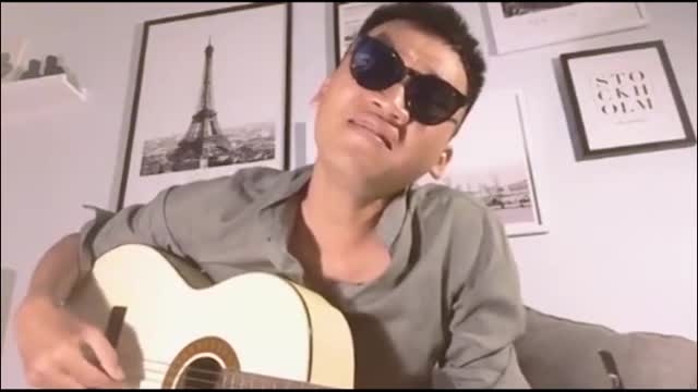 mr can tro danh guitar cuc dieu luyen hat co mot thang dien dang vi em ngat ngay sieu lang tu