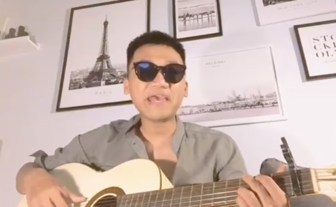 mr can tro danh guitar cuc dieu luyen hat co mot thang dien dang vi em ngat ngay sieu lang tu
