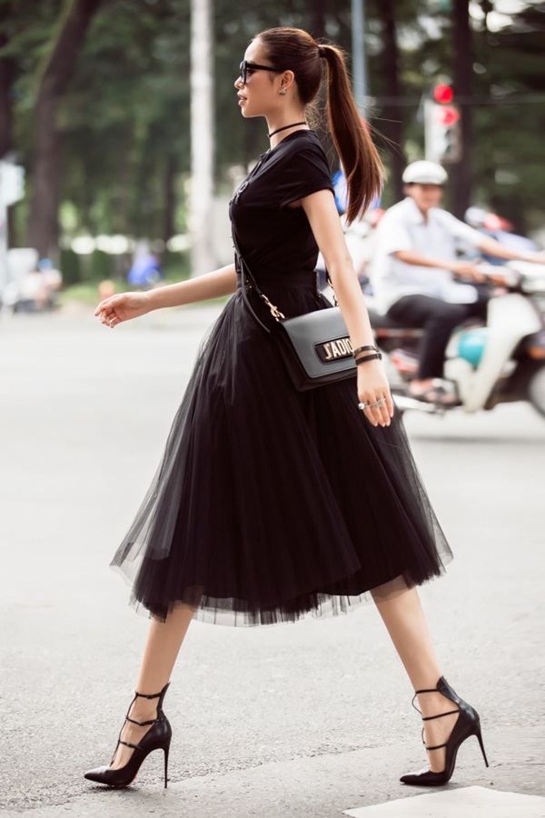 pham huong khoe tui 15 ty sau khi bi soi anh hau truong lung cong bung phe