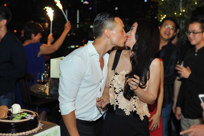 khong chi cap doi trong cgv nhieu sao viet cung tung the hien tinh cam qua than mat noi cong cong