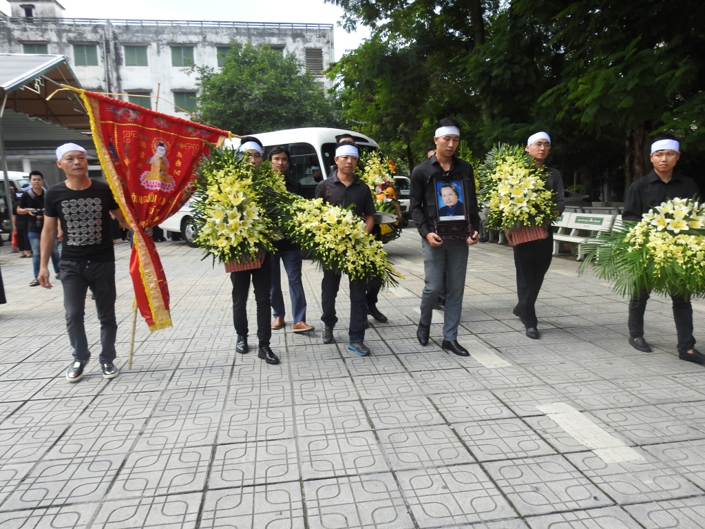 'Thị Nở' Đức Lưu cùng nhiều sao Việt khóc nấc tiễn đưa 'Chí Phèo' Bùi Cường về nơi an nghỉ cuối cùng thi no duc luu cung nhieu sao viet khoc nac tien dua chi pheo bui cuong ve noi an nghi cuoi cung