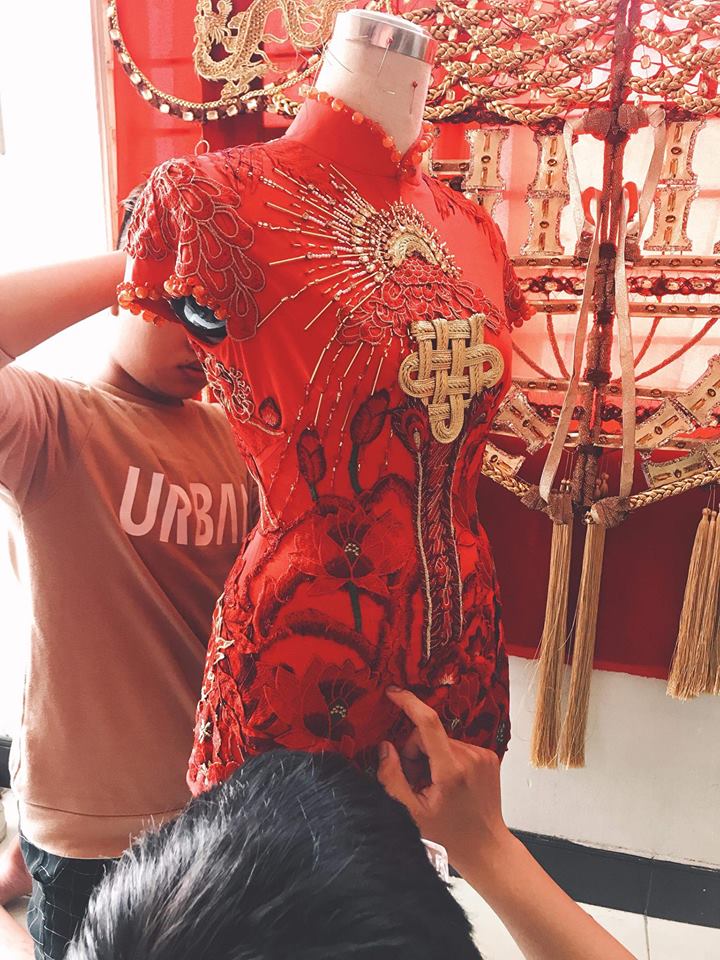 nhung chiec vay giup phan thi mo toa sang va dang quang hoa hau dai su du lich the gioi 2018
