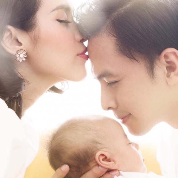 chan che dien vien tu vi thoai mai cong khai khoe mat con gai dang yeu
