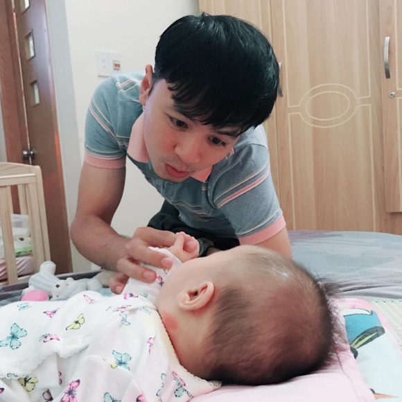 chan che dien vien tu vi thoai mai cong khai khoe mat con gai dang yeu