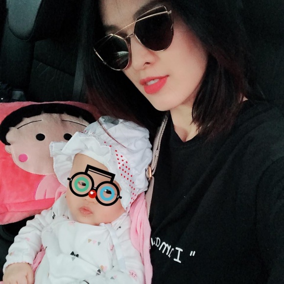 chan che dien vien tu vi thoai mai cong khai khoe mat con gai dang yeu