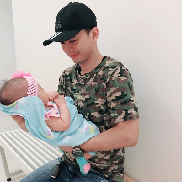 chan che dien vien tu vi thoai mai cong khai khoe mat con gai dang yeu