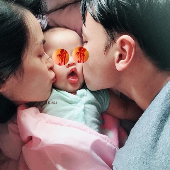 chan che dien vien tu vi thoai mai cong khai khoe mat con gai dang yeu