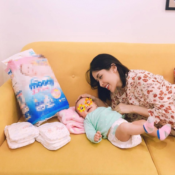 chan che dien vien tu vi thoai mai cong khai khoe mat con gai dang yeu