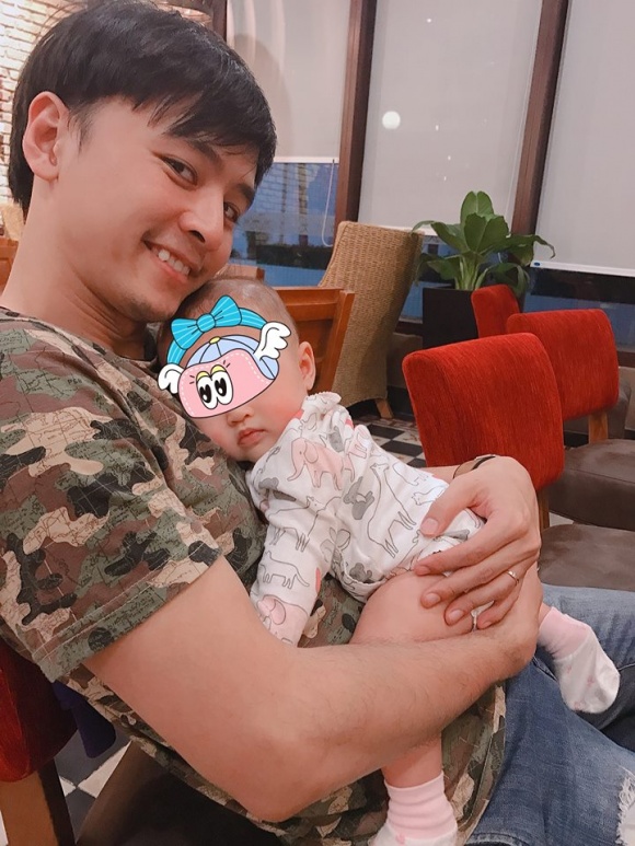 chan che dien vien tu vi thoai mai cong khai khoe mat con gai dang yeu