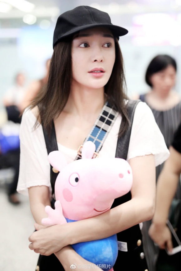 thoi trang san bay don gian nhung tre trung sanh dieu cua phu sat hoang hau tan lam