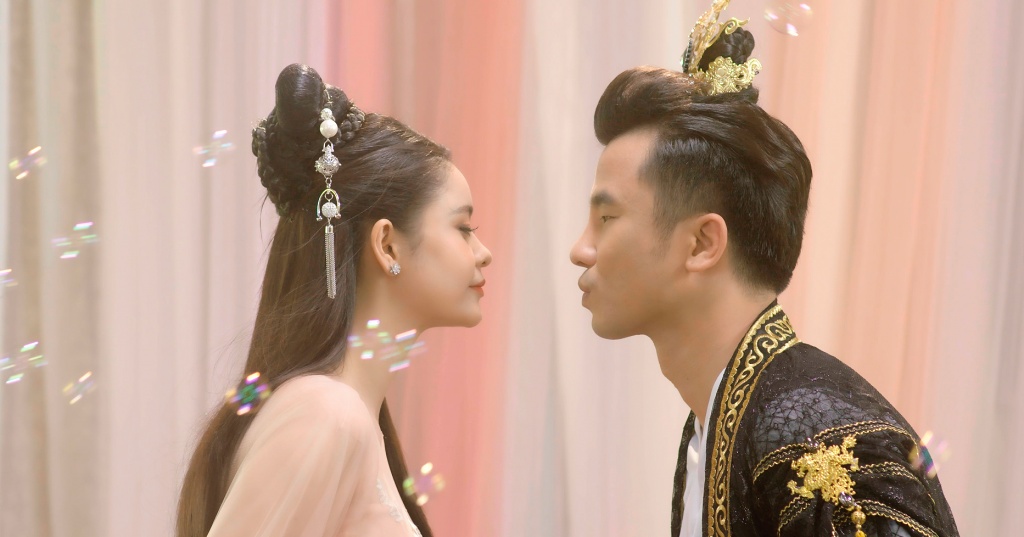 giac mo cua ke kho chua het nong truong quynh anh lai khien fan bat ngo voi teaser mv co trang moi