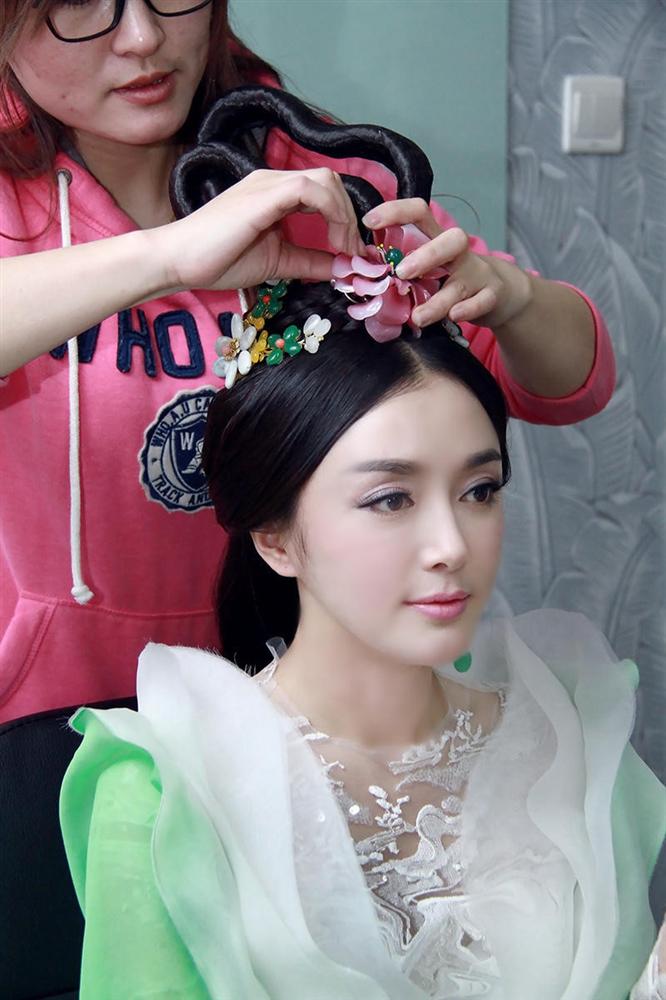 phu sat hoang hau tan lam trong dien hi cong luoc ro rang dep xuat sac nhung su that truoc khi dao keo thi sao