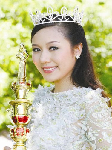 chuyen khong ngo ve chiec vuong mien cua cac hoa hau viet