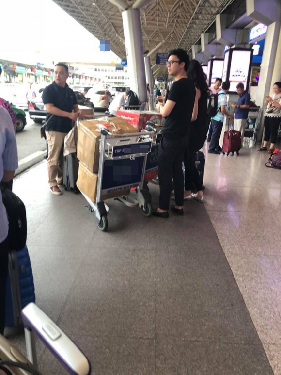a hau tu anh gay go lan dau xuat hien cung chong tai san bay sau ngay cuoi