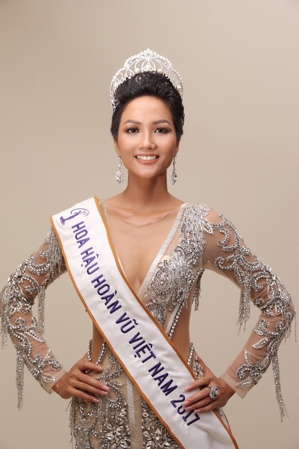 5 hoa hau so huu giong hat khung khien cac fan thon thuc