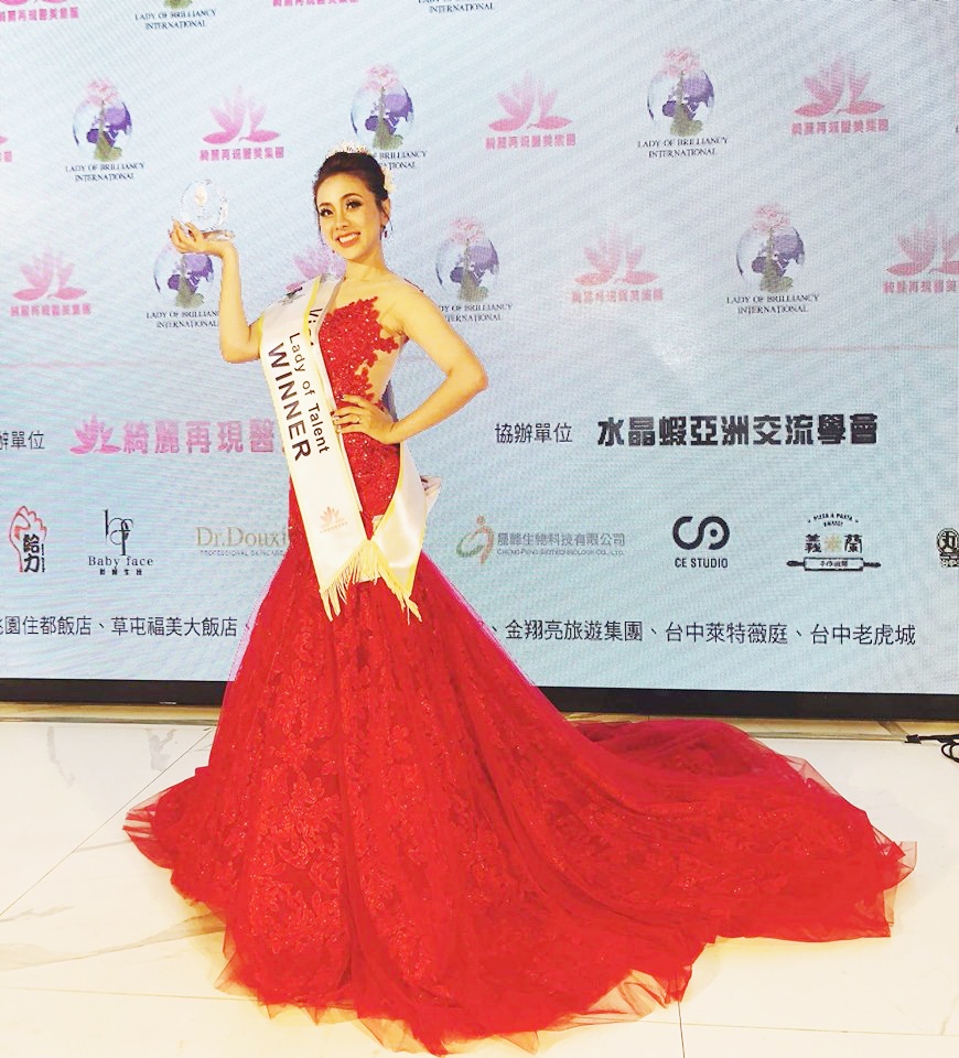 5 hoa hau so huu giong hat khung khien cac fan thon thuc