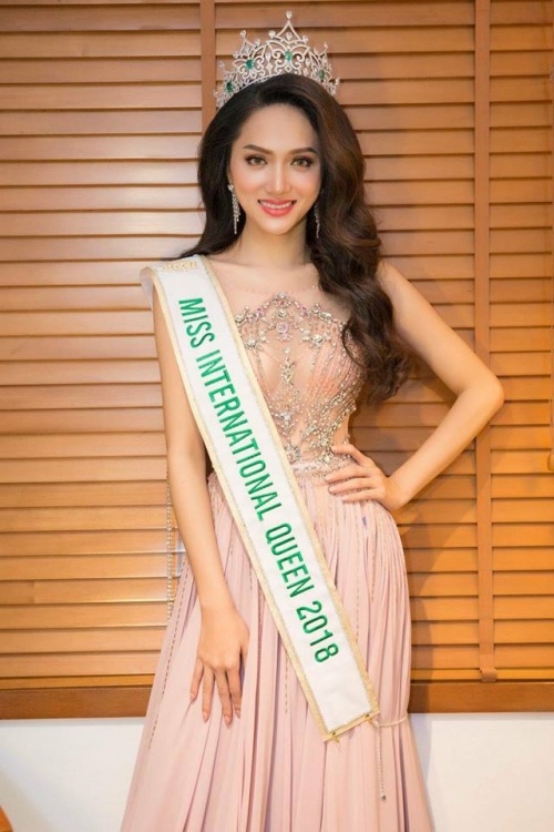 5 hoa hau so huu giong hat khung khien cac fan thon thuc