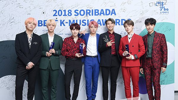 hoa minzy phai xin loi vi mao danh nhan vien vao hau truong gap bts