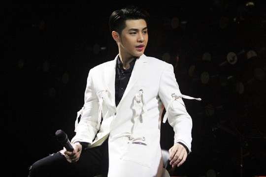 noo phuoc thinh song o showbiz phai song co vo boc de ton tai